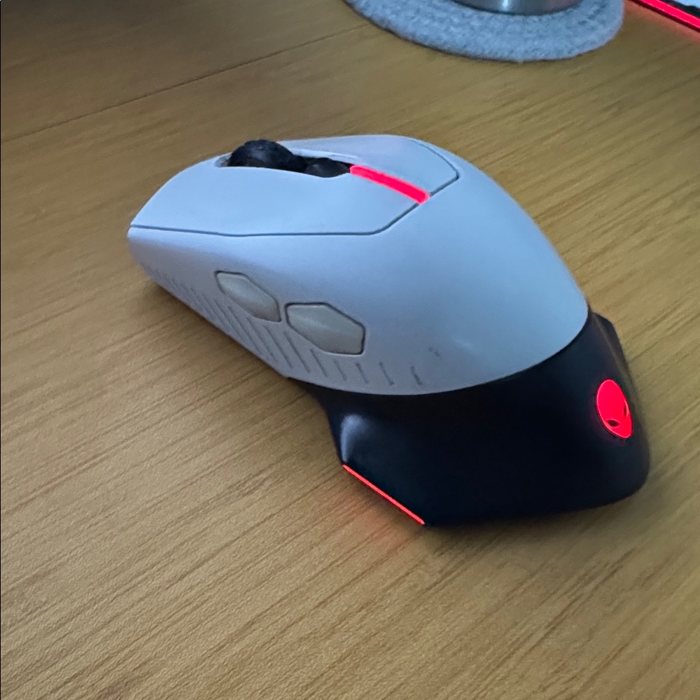 Alienware Wired/Wireless Gaming Mouse White AW610M - Complete Cable & Receiver - Picture 2 of 11